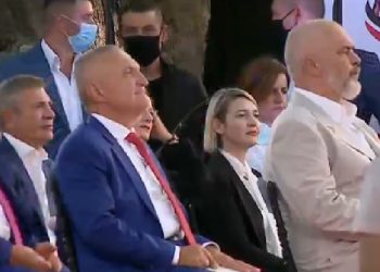 Ceremonia në Vlorë: Meta ëndërron dhe qesh me vete, tund këmbën mes Ruçit dhe Ramës: Kryeministri i çuditur ngre sytë nga qielli dhe pyet Zotin…