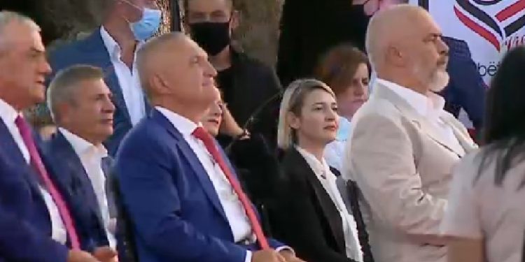 Ceremonia në Vlorë: Meta ëndërron dhe qesh me vete, tund këmbën mes Ruçit dhe Ramës: Kryeministri i çuditur ngre sytë nga qielli dhe pyet Zotin…