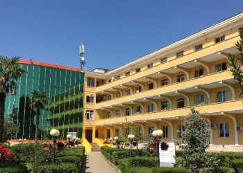 Misteri i “pacientit fluturues”, fenomeni i njerëzve që hidhen nga spitalet si askund në botë!