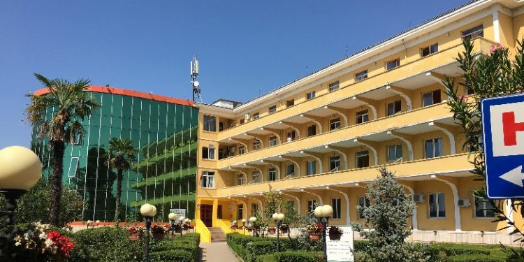 Misteri i “pacientit fluturues”, fenomeni i njerëzve që hidhen nga spitalet si askund në botë!