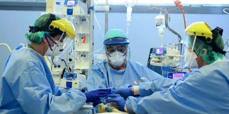 Raporti/ Bluzat e bardha po vdesin nga COVID-19 në shkallë tronditëse, 7000 viktima në gjithë botën