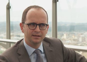 Çfarë po ‘zien’? Pasi u përfol se po krijon parti të re, Ditmir Bushati shfaqet në Shkodër duke darkuar me Yuri Kim