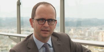 Çfarë po ‘zien’? Pasi u përfol se po krijon parti të re, Ditmir Bushati shfaqet në Shkodër duke darkuar me Yuri Kim