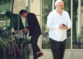 Mbledhja me drejtuesit politik në qarqe: Ramës i ndodh situata e “papritur” me qytetarin para selisë së PS (Video)