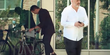 Mbledhja me drejtuesit politik në qarqe: Ramës i ndodh situata e “papritur” me qytetarin para selisë së PS (Video)