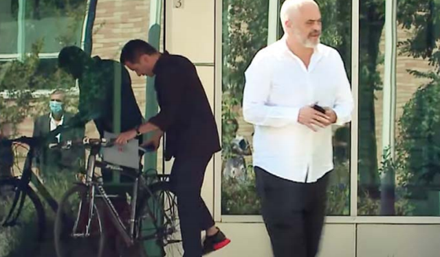 Mbledhja me drejtuesit politik në qarqe: Ramës i ndodh situata e “papritur” me qytetarin para selisë së PS (Video)