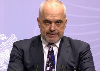 “Njerëzit po ikin nga vendi”, komentuesi i ankohet, Rama i kthehet: Ku i shikon ti apo në portalet e lehaqenëve (Replikat)