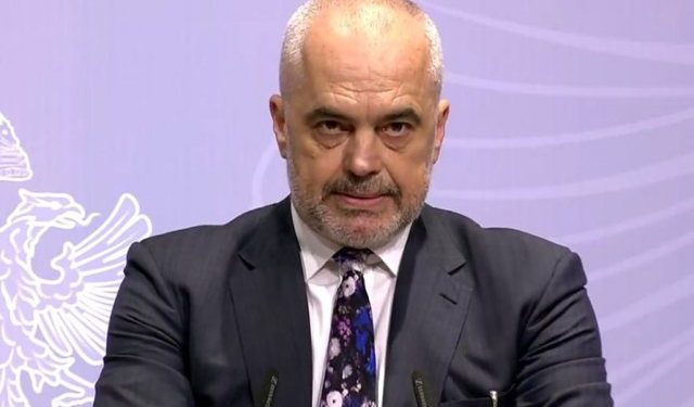 “Njerëzit po ikin nga vendi”, komentuesi i ankohet, Rama i kthehet: Ku i shikon ti apo në portalet e lehaqenëve (Replikat)