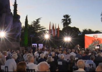 Rama mban fjalën në ceremoninë e 100-vjetorit të Luftës së Vlorës, zëri i një vizitori të vogël merr të gjithë vëmendjen