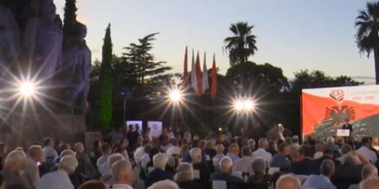 Rama mban fjalën në ceremoninë e 100-vjetorit të Luftës së Vlorës, zëri i një vizitori të vogël merr të gjithë vëmendjen