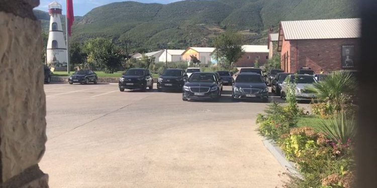 Krerët e bashkive valë kritikash ministrave në takimin me Ramën: Shefi i qeverisë kërkon 800 mijë vota, punësimet në dorë të Braçes