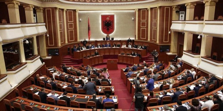 Nis sot sesioni i ri parlamentar, fokus kryesor amnistia fiskale, pritet ndryshimi i ligjit pas kritikave nga ndërkombëtarët