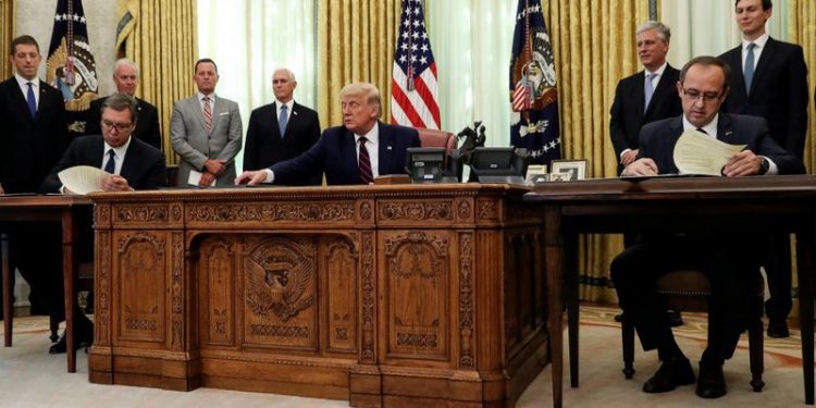 Pakti Kosovë-Serbi alarmon Presidencën, nisin goditjet dhe “thumbat” ndaj Trump, Uashingtoni shuplakë Metës e Berishës