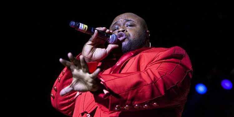 Këngëtari i njohur amerikan humb betejën me Covid-19 në moshë të re, djali i tij prek me dedikimin: I lutem Zotit të…