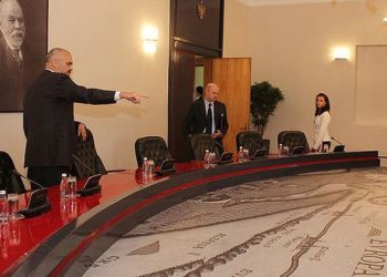 Ndryshimet në qeveri, deputetët, krerët e bashkive dhe baza fundosin ministrat: Rama dosje me ankesa për ta