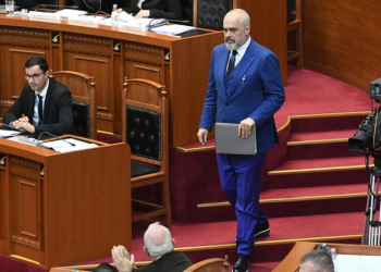 Rama i shtrëngon dhëmbët Metës! paralajmëron ligj për ta nxjerrë në “pension”: Urdhër Kuvendit të bëjë gati draftin e posaçëm