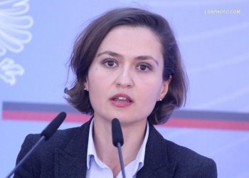 “O të rrofsha hesapet”! Gazetari ironizon me ministren Besa Shahini, pas njoftimit për largimin nga Shqipëria dhe qeveria: Gjynah ta krypësh shpirtin, por…