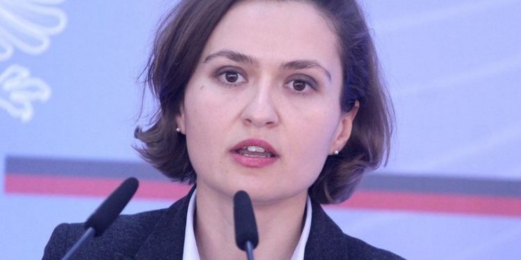 “O të rrofsha hesapet”! Gazetari ironizon me ministren Besa Shahini, pas njoftimit për largimin nga Shqipëria dhe qeveria: Gjynah ta krypësh shpirtin, por…