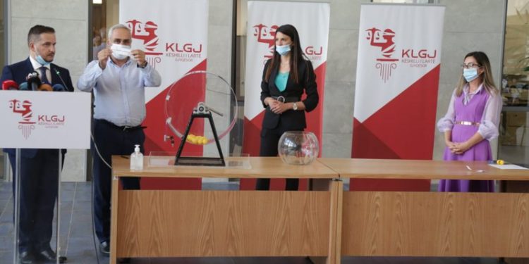 Hidhet shorti për anëtarët e Kolegjit Zgjedhor, ja kush janë 8 emrat që do të monitorojnë procesin e 25 prillit, mbetet jashtë Dvorani