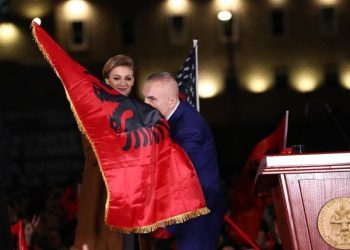 Koha është tani! Meta ka “rrëshkitur”apo e kanë kapur paranojat?! Paralajmëron trazira, kërcënon dhe publikon foton duke puthur flamurin