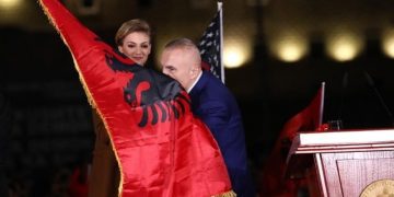 Koha është tani! Meta ka “rrëshkitur”apo e kanë kapur paranojat?! Paralajmëron trazira, kërcënon dhe publikon foton duke puthur flamurin