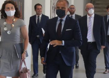 Ambasadorët rrisin presionet për konsensus: PD-LSI kërkojnë mbledhjen e Këshillit Politik, Gjiknuri i refuzon! Ja përplasjet