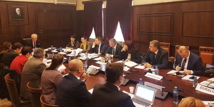 KED refuzon presionet e Metës: S’ndryshon rendin e ditës dhe konfirmon kandidatin e parë për Kushtetuesen! Ja skenarët për mandatin e Dvoranit