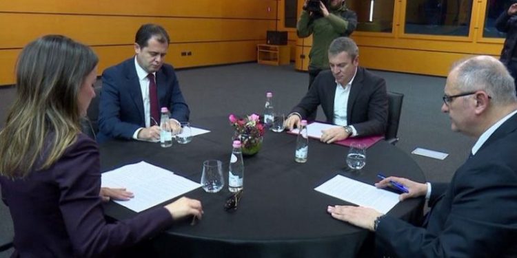 Opozita bojkoton mbledhjen e Këshillit Politik, për të mbajtur peng ndryshimet kushtetuese