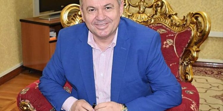 I drejtohet me gafën e Petrit Vasilit që po thyen rrjetin! Murrizi nuk përmbahet ndaj Gjiknurit dhe i jep “ultimatumin”: Nuk ka as bir nëne as bir ku**e që të tallet me…