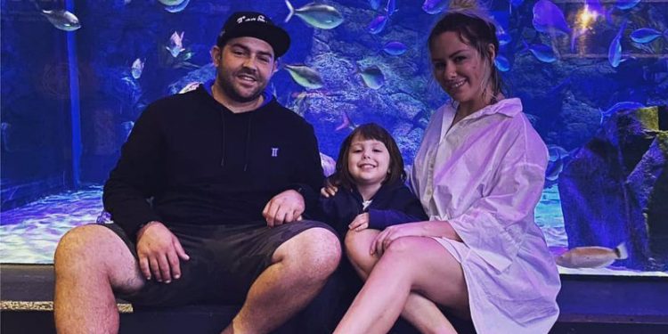 U largua nga Shqipëria 3 vite më parë, këngëtari i njohur shpërthen i revoltuar: “Qëllimisht po pështyhet mbi atë vend, turp”!