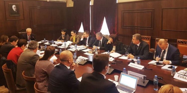 Prapaskenat e vendimit të KED, Dvorani pritet të rikthehet në mbledhjet e radhës, precedenti “Marku” e mban ende anëtar