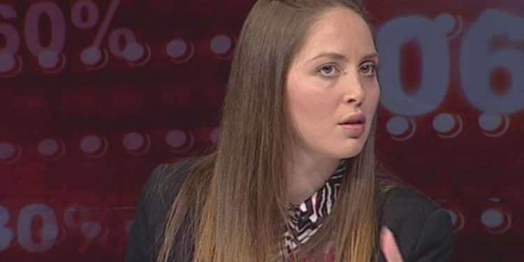 “Shkon nga i fryn era”, gazetari ‘thumbon’ Brisida Shehajn dhe merr në mbrojte Rudina Hajdarin, ish-drejtoresha e Tatimeve i kthehet menjëherë