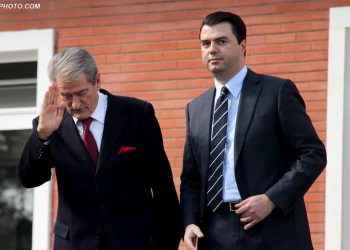 Lulzim Basha mes dy zjarreve për rikandidimin e Berishës, rrezikon të hyjë në luftë me amerikanët, SHBA kundër ish-kryeministrit