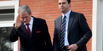 Lulzim Basha mes dy zjarreve për rikandidimin e Berishës, rrezikon të hyjë në luftë me amerikanët, SHBA kundër ish-kryeministrit