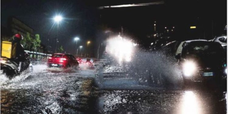 Çmendet moti! Stuhia e fuqishme pushton Romën, përmbytje dhe kaos: Autoritetet dalin me thirrjen e fortë për qytetarët (Video)