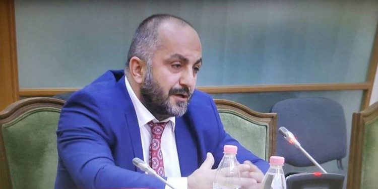 “Saliu e dogji këtë vend, rrënoi e vodhi”! Romeo Kara del me deklaratën ‘bombë’: Ata e kanë tmerrësisht frikë! Edhe Meta me shokë ndjehen të paburrë të përballen!”