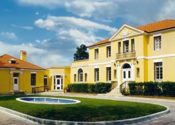 “Ka edhe një ditë kohë”, Ambasada Amerikane bën njoftimin e rëndësishëm