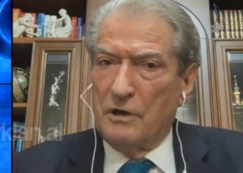 Vazhdon të degradoi mendërisht Berisha: Fatos Klosi e nxori në pritë Hajdarin! Militanti më tha në zyrë i tronditur që ai kishte vrarë Azemin