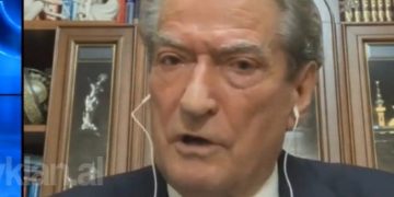 Vazhdon të degradoi mendërisht Berisha: Fatos Klosi e nxori në pritë Hajdarin! Militanti më tha në zyrë i tronditur që ai kishte vrarë Azemin