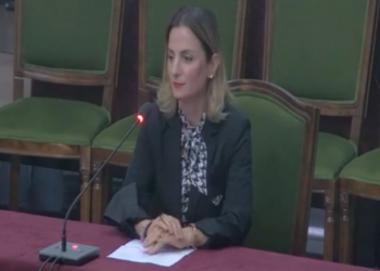 Ish-ministrja teknike ‘zbut’ situatën, plasin batutat mes anëtarëve të komisionit, Murrizi: Ti vlen! Gjiknuri i ngrin buzëqeshjen