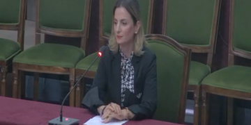 Ish-ministrja teknike ‘zbut’ situatën, plasin batutat mes anëtarëve të komisionit, Murrizi: Ti vlen! Gjiknuri i ngrin buzëqeshjen