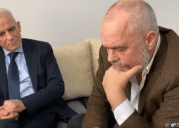 Humbi gjithë familjen në rrënoja, rrëfimi i Albert Carës: Dy miq më mbetën në jetë, Edi Rama dhe njeriu që po ndërton varret e fëmijëve