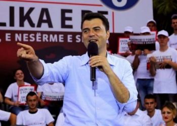 Intelektualët e Lulit/ Basha gjen “binjakun siamez” zbathur (Foto)