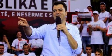 Intelektualët e Lulit/ Basha gjen “binjakun siamez” zbathur (Foto)