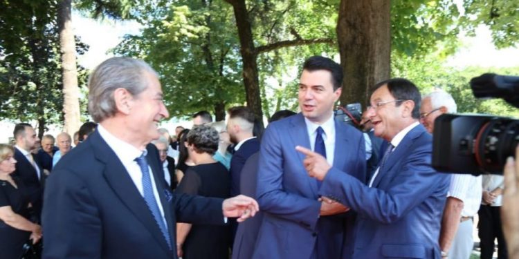 Tallja e Genc Rulit me Berishën, shpallja si fitore e “përgjigjies” së tij në televizionin e të birit dhe heshtja e Bashës