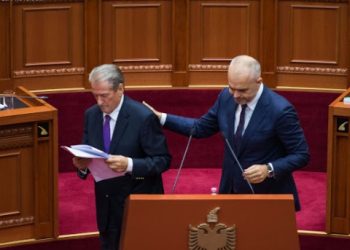 “Rrushi i kuq apo rrushi i zi”… po nuk e vure kazanin në zjarr, nuk je më pak fajtor edhe ti