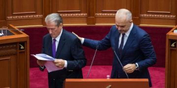 “Rrushi i kuq apo rrushi i zi”… po nuk e vure kazanin në zjarr, nuk je më pak fajtor edhe ti