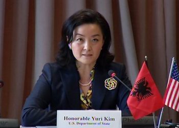 Mesazhi i fortë i ambasadores Kim: Mos iu dorëzoni atyre që dëshirojnë që drejtësia të mos vijë kurrë