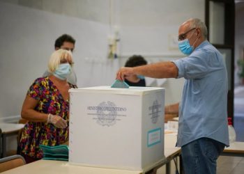Mbyllen zgjedhjet në Itali, 60-64% pro për shkurtimin e numrit të deputetëve