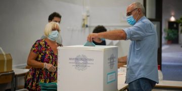 Mbyllen zgjedhjet në Itali, 60-64% pro për shkurtimin e numrit të deputetëve